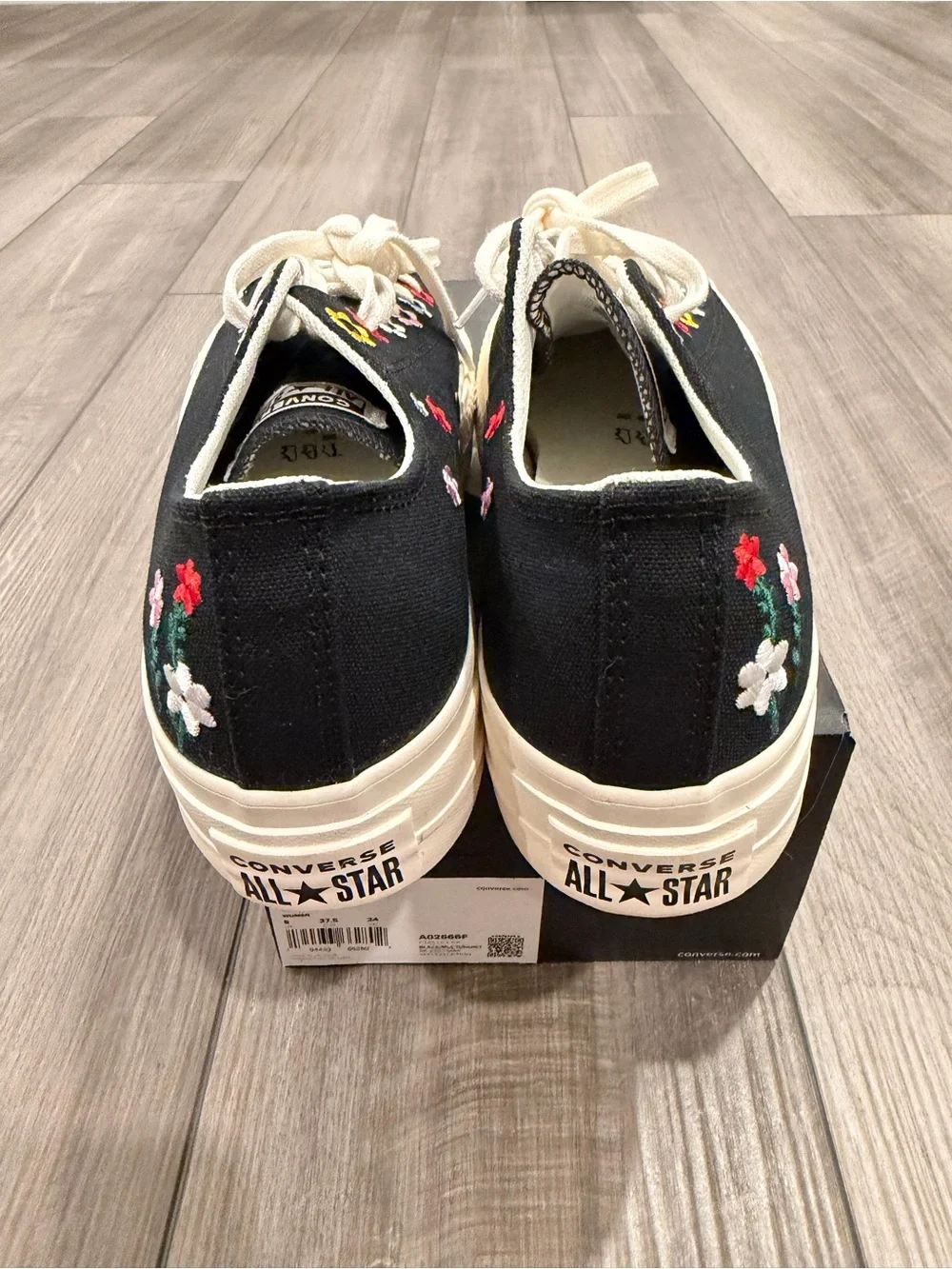 NWT- Converse Chuck Taylor All Star Lift Platform Low 'Floral Embroidery' - Picture 3 of 5